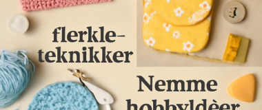 En futuristisk by ved solnedgang med høje skyskrabere og flyvende biler over en flod.