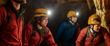 Et detaljeret fantasifuldt bylandskab med futuristiske bygninger, flyvende biler og levende farver, set under en dramatisk solnedgang.